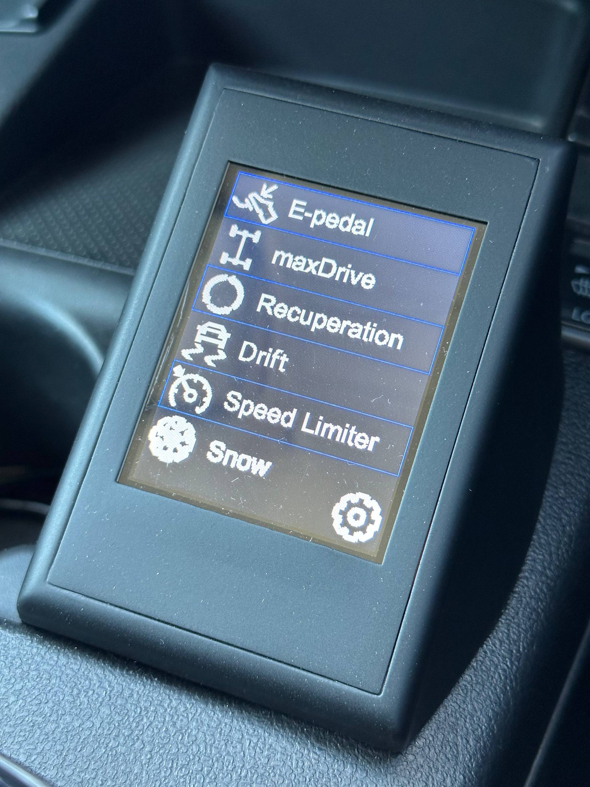 Главное меню интерфейса: E-Pedal, полный привод, рекуперация, дрифт, ограничитель скорости и снег